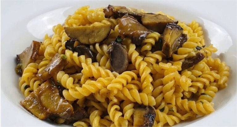 Schnelle Pasta mit Waldpilzen: Cremiges One-Pot-Gericht