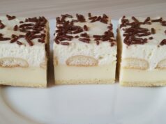Luftiger Joghurt-Cremeschnitten aus Blätterteig mit Biskuit, Vanillecreme und Sahnewolke Joghurt-Cremeschnitten aus Blätterteig: leichtes Dessert mit Vanillecreme