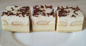 Luftiger Joghurt-Cremeschnitten aus Blätterteig mit Biskuit, Vanillecreme und Sahnewolke Joghurt-Cremeschnitten aus Blätterteig: leichtes Dessert mit Vanillecreme
