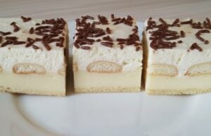 Luftiger Joghurt-Cremeschnitten aus Blätterteig mit Biskuit, Vanillecreme und Sahnewolke Joghurt-Cremeschnitten aus Blätterteig: leichtes Dessert mit Vanillecreme