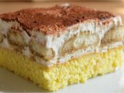Sahneschnitten mit Kaffeebiskuits: Rezept für ein zartes Dessert mit Tiramisu-Note, Sahnecreme und Kakao Kaffeebiskuit-Schnitten mit Creme aus Streichbutter