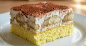Sahneschnitten mit Kaffeebiskuits: Rezept für ein zartes Dessert mit Tiramisu-Note, Sahnecreme und Kakao Kaffeebiskuit-Schnitten mit Creme aus Streichbutter