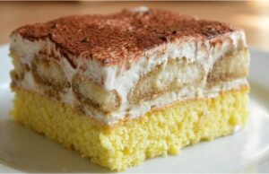 Sahneschnitten mit Kaffeebiskuits: Rezept für ein zartes Dessert mit Tiramisu-Note, Sahnecreme und Kakao Kaffeebiskuit-Schnitten mit Creme aus Streichbutter
