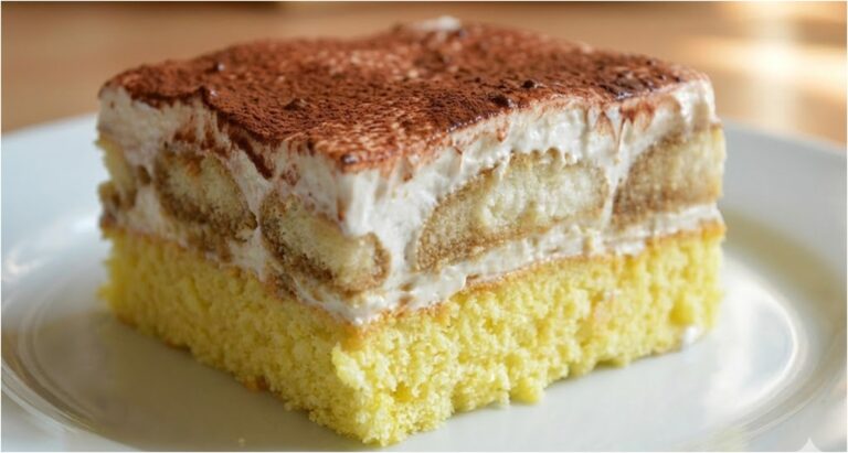 Sahneschnitten mit Kaffeebiskuits: Rezept für ein zartes Dessert mit Tiramisu-Note, Sahnecreme und Kakao