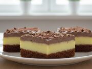 Schnitten mit Eierlikör, echter Pariser Sahne und Kakaobiskuit Luxuriöse Schnitten mit Eierlikör und Pariser Schlagsahne wie aus der Konditorei