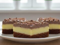 Schnitten mit Eierlikör, echter Pariser Sahne und Kakaobiskuit Luxuriöse Schnitten mit Eierlikör und Pariser Schlagsahne wie aus der Konditorei