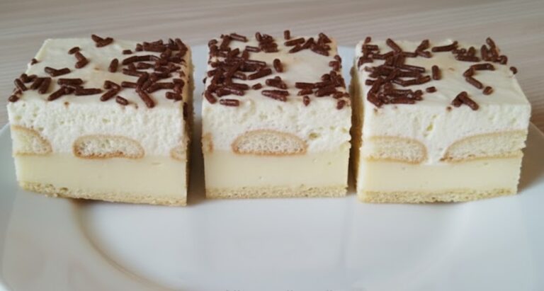 Luftiger Joghurt-Cremeschnitten aus Blätterteig mit Biskuit, Vanillecreme und Sahnewolke