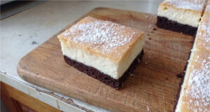 Dreifarbiger Kuchen mit Quark: Saftige Schichten und zarte Füllung auf einem Blech Dreifarbiger Kuchen mit Quark aufgeschnitten auf einem Blech