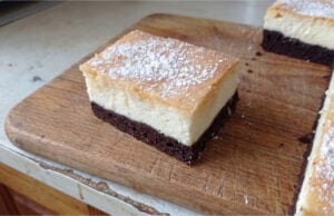Dreifarbiger Kuchen mit Quark: Saftige Schichten und zarte Füllung auf einem Blech Dreifarbiger Kuchen mit Quark aufgeschnitten auf einem Blech