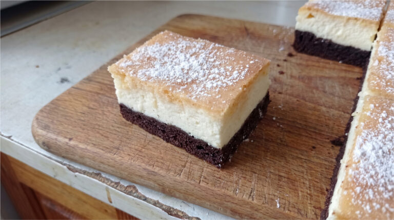 Dreifarbiger Kuchen mit Quark: Saftige Schichten und zarte Füllung auf einem Blech