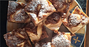 Durchzogener Schokoladenkuchen mit Quark: Saftiger Blechkuchen mit effektvollem Gitter ohne aufwendige Dekoration Durchzogener Schokoladenkuchen mit Quarkgitter aufgeschnitten