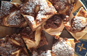 Durchzogener Schokoladenkuchen mit Quark: Saftiger Blechkuchen mit effektvollem Gitter ohne aufwendige Dekoration Durchzogener Schokoladenkuchen mit Quarkgitter aufgeschnitten