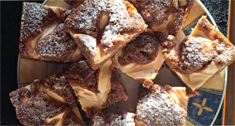 Durchzogener Schokoladenkuchen mit Quark: Saftiger Blechkuchen mit effektvollem Gitter ohne aufwendige Dekoration