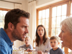 Beim Familienessen kritisierte meine Schwiegermutter vor allen das Chaos in unserem Flur. Und das, obwohl sie unangekündigt kam Entschlossener Moment der Verteidigung.