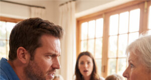 Beim Familienessen kritisierte meine Schwiegermutter vor allen das Chaos in unserem Flur. Und das, obwohl sie unangekündigt kam Entschlossener Moment der Verteidigung.