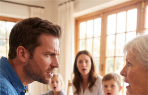 Beim Familienessen kritisierte meine Schwiegermutter vor allen das Chaos in unserem Flur. Und das, obwohl sie unangekündigt kam Entschlossener Moment der Verteidigung.