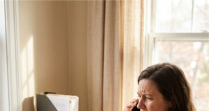 Ein Käufer von Bazos zwang mich, das Paket per Nachnahme zu schicken, weil es eilig war. Er holte es nicht ab und sagte am Telefon, er habe es sich inzwischen anders überlegt Enttäuschung über ein nicht abgeholtes Paket.