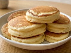Rezept für extra fluffige japanische Pfannkuchen: Hoch, zart und leicht wie eine Wolke Extra fluffige japanische Pfannkuchen auf einem Teller serviert