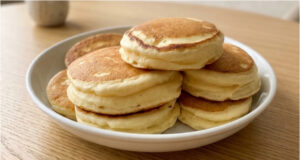 Rezept für extra fluffige japanische Pfannkuchen: Hoch, zart und leicht wie eine Wolke Extra fluffige japanische Pfannkuchen auf einem Teller serviert