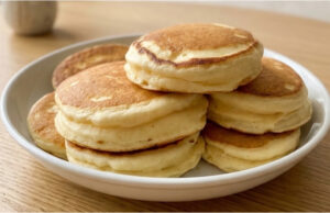 Rezept für extra fluffige japanische Pfannkuchen: Hoch, zart und leicht wie eine Wolke Extra fluffige japanische Pfannkuchen auf einem Teller serviert
