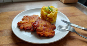 Fleischküchlein aus Schweinenacken: Über Nacht mariniert und goldbraun gebraten Fleischküchlein aus Schweinenacken mit gestampften Kartoffeln