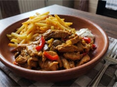 Blitzschnelle Fleischpfanne mit Curry und Gemüse: Saftiges One-Pot-Abendessen Blitzschnelle Fleischpfanne mit Curry und Gemüse serviert in einer Schale