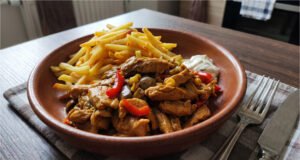 Blitzschnelle Fleischpfanne mit Curry und Gemüse: Saftiges One-Pot-Abendessen Blitzschnelle Fleischpfanne mit Curry und Gemüse serviert in einer Schale