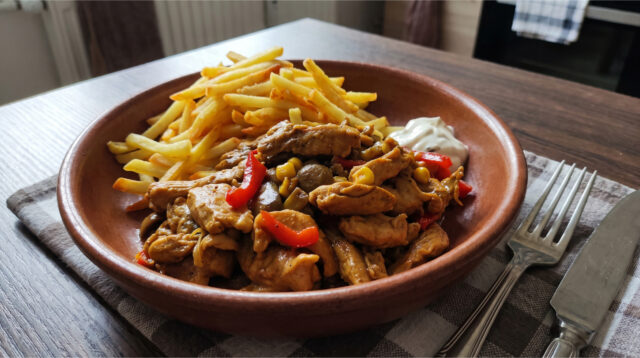 fleischpfanne-curry-gemuese Blitzschnelle Fleischpfanne mit Curry und Gemüse serviert in einer Schale