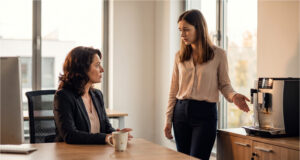 Die Kollegin ist freitags für die Reinigung der Kaffeemaschine zuständig – doch jedes Mal schiebt sie es auf Zeitmangel, und montags wächst im Kaffeesatz Schimmel Folgen von Regelverstößen.
