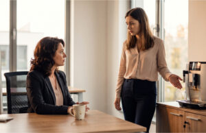 Die Kollegin ist freitags für die Reinigung der Kaffeemaschine zuständig – doch jedes Mal schiebt sie es auf Zeitmangel, und montags wächst im Kaffeesatz Schimmel Folgen von Regelverstößen.