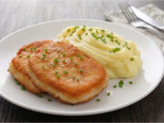 Französische Schnitzel im Backteig: Rezept mit Zwiebelaroma und cremigem Kartoffelpüree Französische Schnitzel im Backteig mit Zwiebel und Kartoffelpüree