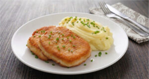 Französische Schnitzel im Backteig: Rezept mit Zwiebelaroma und cremigem Kartoffelpüree Französische Schnitzel im Backteig mit Zwiebel und Kartoffelpüree