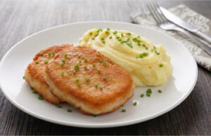 Französische Schnitzel im Backteig: Rezept mit Zwiebelaroma und cremigem Kartoffelpüree Französische Schnitzel im Backteig mit Zwiebel und Kartoffelpüree
