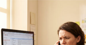 Ein Kollege nimmt regelmäßig montags und freitags Homeoffice – den ganzen Tag ist er unerreichbar, und wir im Büro müssen seine Arbeit nachholen Frust über die Unerreichbarkeit eines Kollegen.