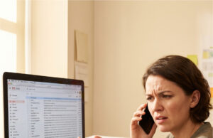 Ein Kollege nimmt regelmäßig montags und freitags Homeoffice – den ganzen Tag ist er unerreichbar, und wir im Büro müssen seine Arbeit nachholen Frust über die Unerreichbarkeit eines Kollegen.