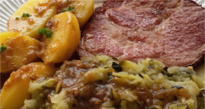 Gebackener geräucherter Nackenbraten mit Zucchini-Kraut: Ein ehrliches Sonntagsessen Gebackener geräucherter Nackenbraten mit Zucchini-Kraut und gekochten Kartoffeln
