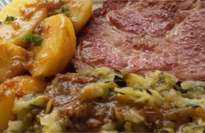Gebackener geräucherter Nackenbraten mit Zucchini-Kraut: Ein ehrliches Sonntagsessen Gebackener geräucherter Nackenbraten mit Zucchini-Kraut und gekochten Kartoffeln