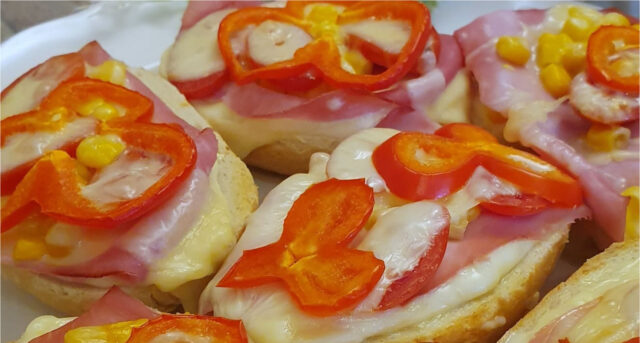grosseartige-ueberbackene-baguettes-aus-kuehlschrankresten-duftendes-und-knuspriges-abendessen-712 Überbackene Baguettes aus Kühlschrankresten – duftendes und knuspriges Abendessen