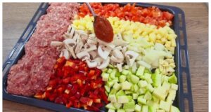 Westböhmisches Blitzgericht: Schnelles Ofen-Abendessen mit saftigem Hackfleisch, knackigem Gemüse und geschmolzenem Käse Hackfleisch-Gemüse-Mischung im Ofen