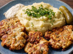 Hähnchen-Frikadellen mit Sauerrahm: Saftiges Mittagessen aus wenigen einfachen Zutaten Hähnchen-Frikadellen mit Sauerrahm – saftiges Mittagessen aus wenigen Zutaten