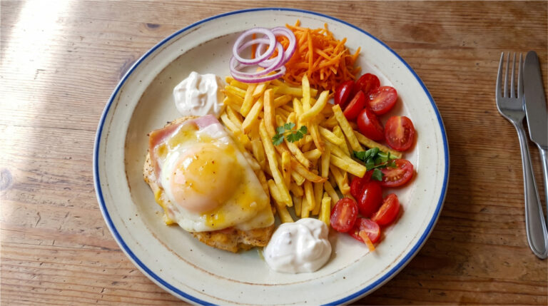 Hähnchenbrust mit Schinken, Käse und Pfirsich: Retro-Mittagessen mit Pommes