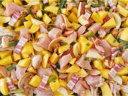 Hähnchenfleisch mit Kartoffeln, Speck und Gemüse vom Blech: Alles zusammenmischen und auf einmal backen Hähnchenfleisch mit Kartoffeln, Speck und Gemüse auf einem Backblech