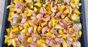 Hähnchenfleisch mit Kartoffeln, Speck und Gemüse vom Blech: Alles zusammenmischen und auf einmal backen Hähnchenfleisch mit Kartoffeln, Speck und Gemüse auf einem Backblech
