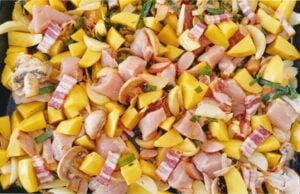 Hähnchenfleisch mit Kartoffeln, Speck und Gemüse vom Blech: Alles zusammenmischen und auf einmal backen Hähnchenfleisch mit Kartoffeln, Speck und Gemüse auf einem Backblech
