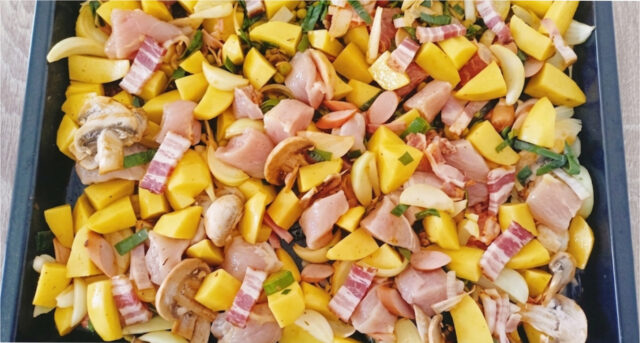 haehnchenfleisch-mit-kartoffeln-speck-und-gemuese-vom-blech-182 Hähnchenfleisch mit Kartoffeln, Speck und Gemüse auf einem Backblech