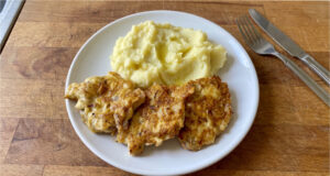 Hähnchenfrikadellen mit Lauch und Ananas: Schnelle Alternative zu klassischen Schnitzeln Hähnchenfrikadellen mit Lauch und Ananas auf einem Teller