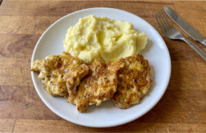 Hähnchenfrikadellen mit Lauch und Ananas: Schnelle Alternative zu klassischen Schnitzeln Hähnchenfrikadellen mit Lauch und Ananas auf einem Teller