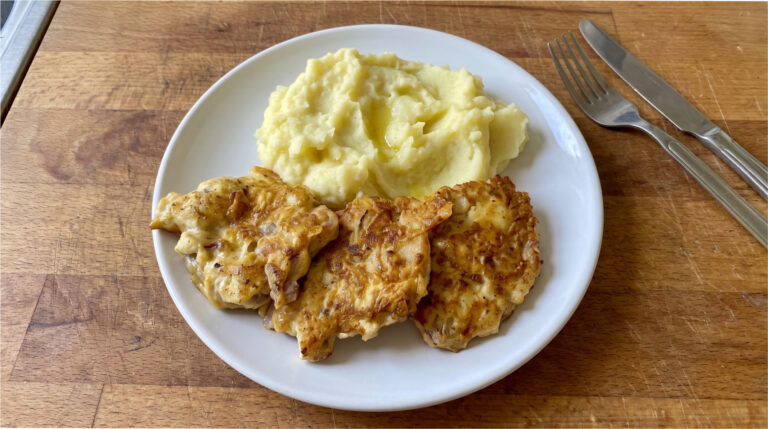Hähnchenfrikadellen mit Lauch und Ananas: Schnelle Alternative zu klassischen Schnitzeln
