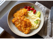 Hähnchenschnitzel in Cornflakes: Knusprige Panade und saftiges Fleisch mit cremigem Püree Hähnchenschnitzel in knuspriger Cornflakes-Panade mit Kartoffelpüree