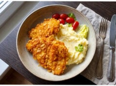 Hähnchenschnitzel in Cornflakes: Knusprige Panade und saftiges Fleisch mit cremigem Püree Hähnchenschnitzel in knuspriger Cornflakes-Panade mit Kartoffelpüree